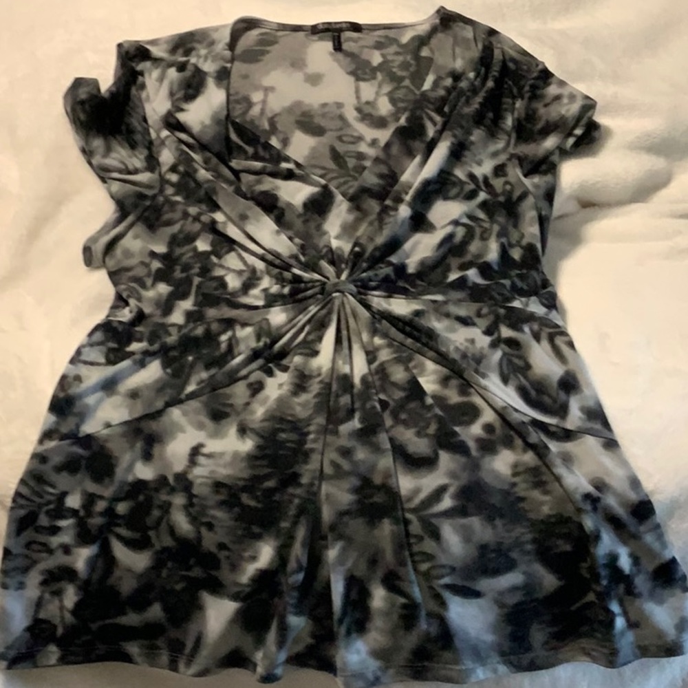 Stretchy casual yet dressy Daisy Fuentes top